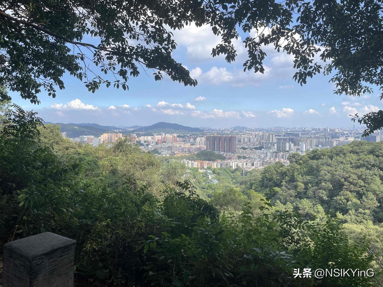 上联：诗，写诗，写好诗
下联：书，读书，读好书