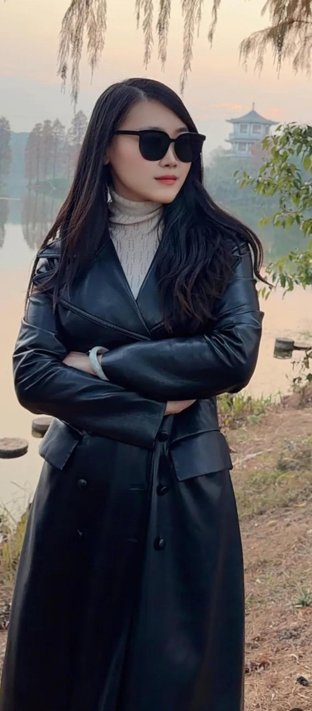 风起湖面，影落长衣。