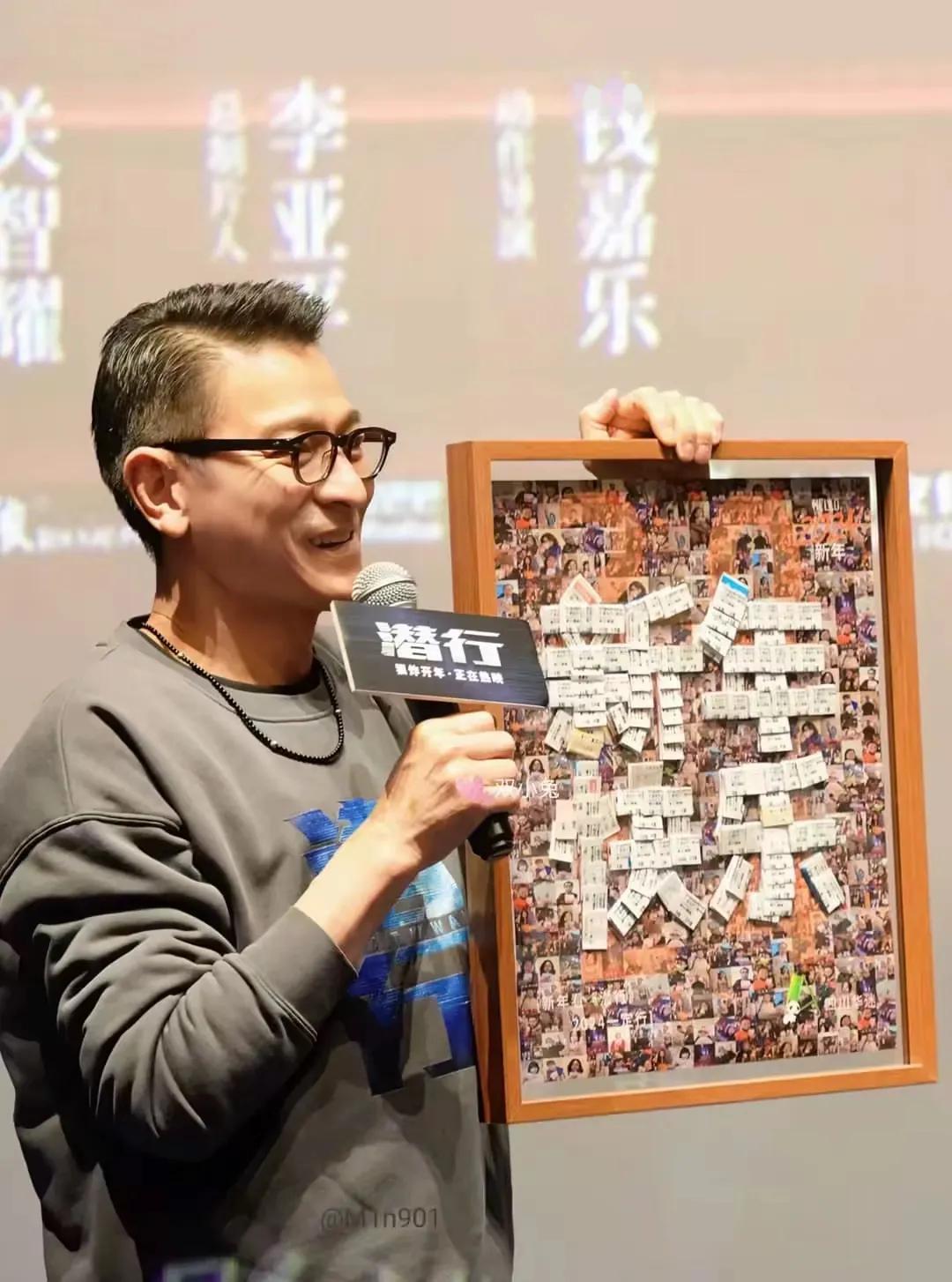潜行
希望大家不要被黑子带节奏
这部电影保持港片一贯的快节奏
很多细节都隐藏着你