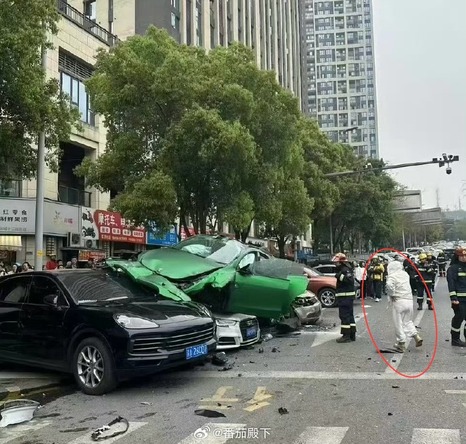 特斯拉失控撞花坛腾空落下压毁5车Tesla为啥会“失控”……确定不是驾驶员的问题