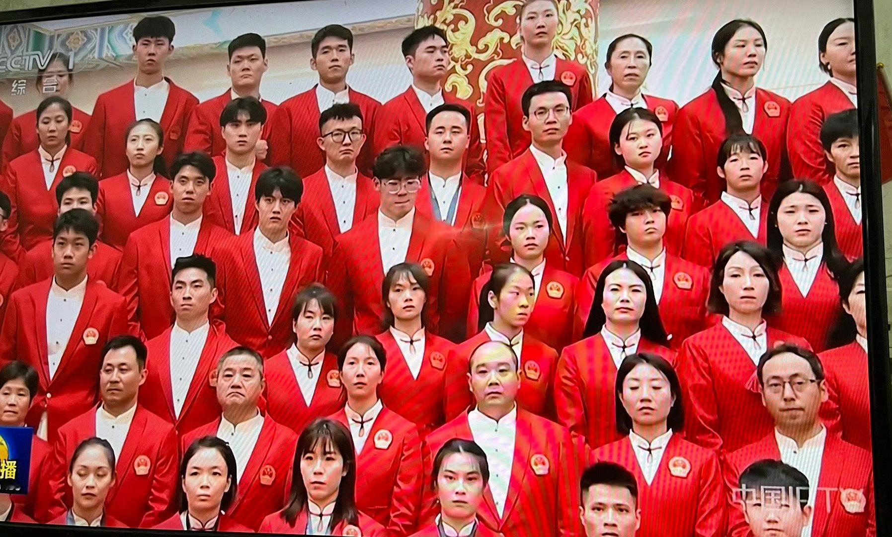第33届夏季奥运会中国体育代表团总结大会举行，高大的女排姑娘们在5楼、6楼。为所