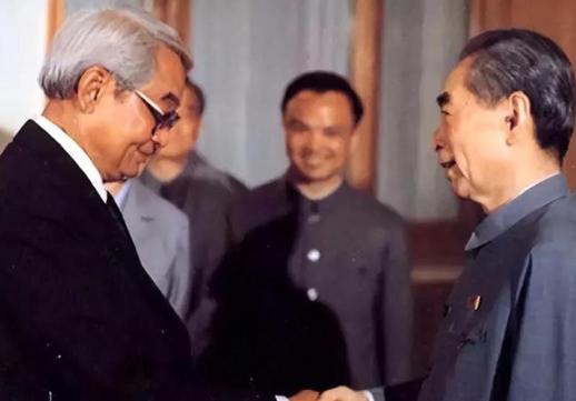 1966年，周总理在大会堂接见外宾时，一颗子弹突然射进了大会堂。总理十分恼怒，下