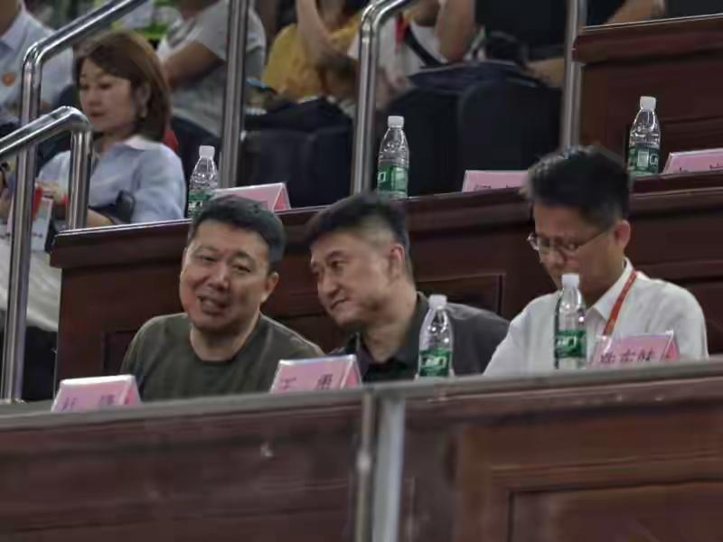 【中尼女篮热身赛第三场比赛在佛山顺德激烈上演，王治郅，杜峰两大篮球名宿现场观战。