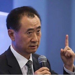 最近商业圈最炸的新闻，莫过于王健林一口气卖掉了85座万达广场。北京石景山、杭州拱