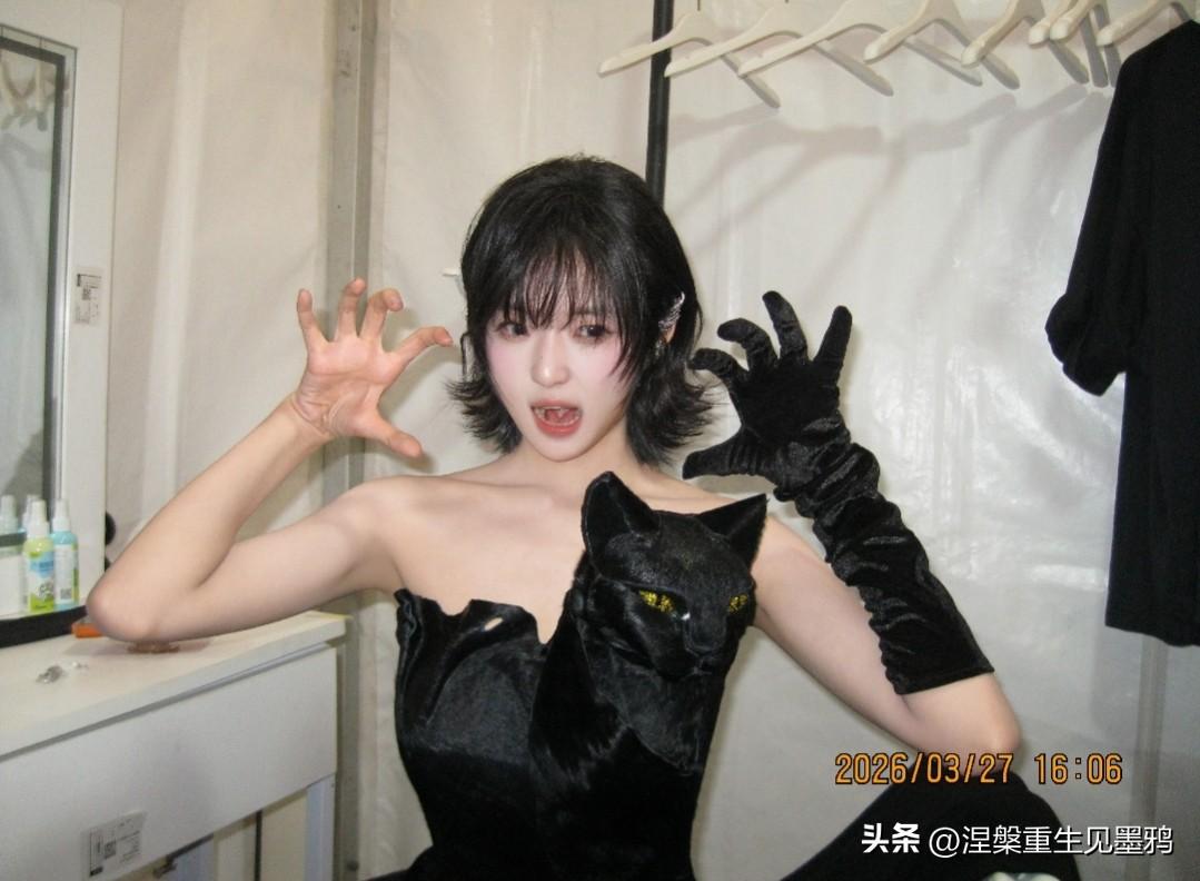 孙千这组“黑猫精灵”造型太绝啦

她穿的黑色抹胸裙太有设计感了，胸前的黑猫装饰（