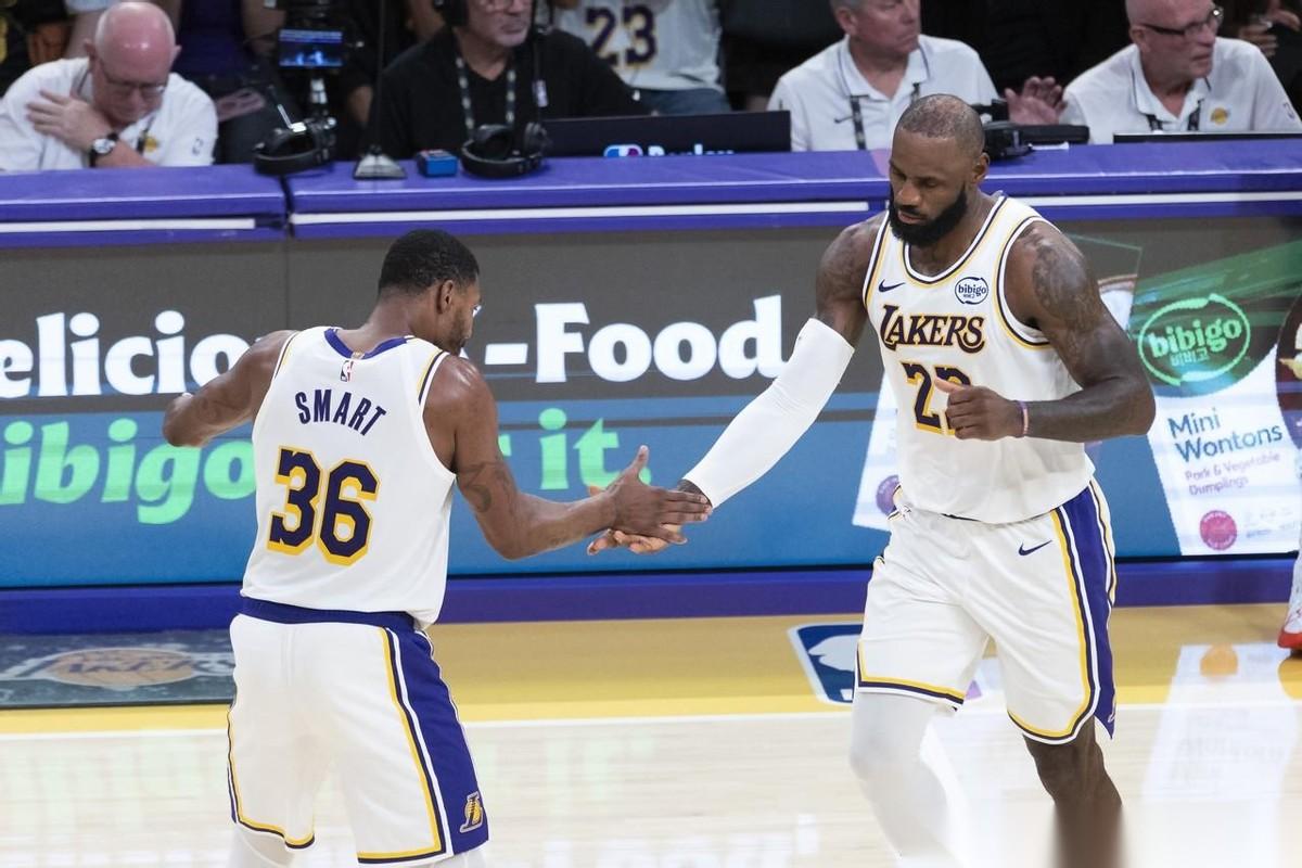 在NBA季后赛的G1对决中，湖人队于主场以107 - 98的比分战胜了火箭队。赛