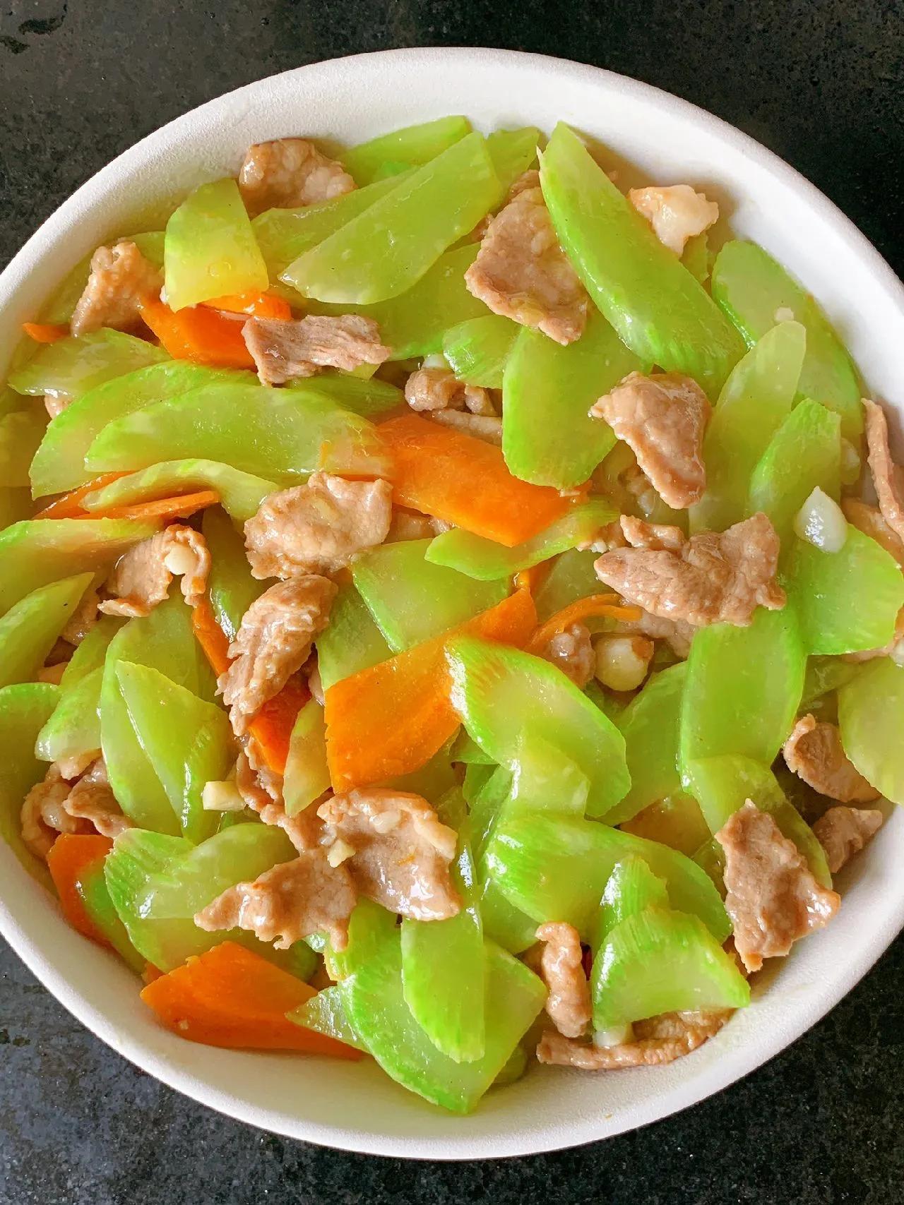 脆嫩爽口不油腻的莴笋炒肉，真的巨掉称
莴笋清炒加嫩滑的肉片，减肥减脂的姐妹们一定