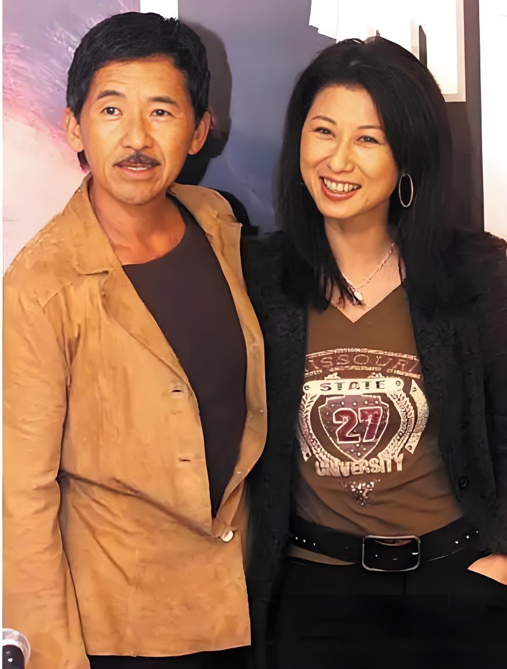 77岁林子祥与63岁叶蒨文近日受访时透露，两人结婚29年始终分房睡。因作息差异大