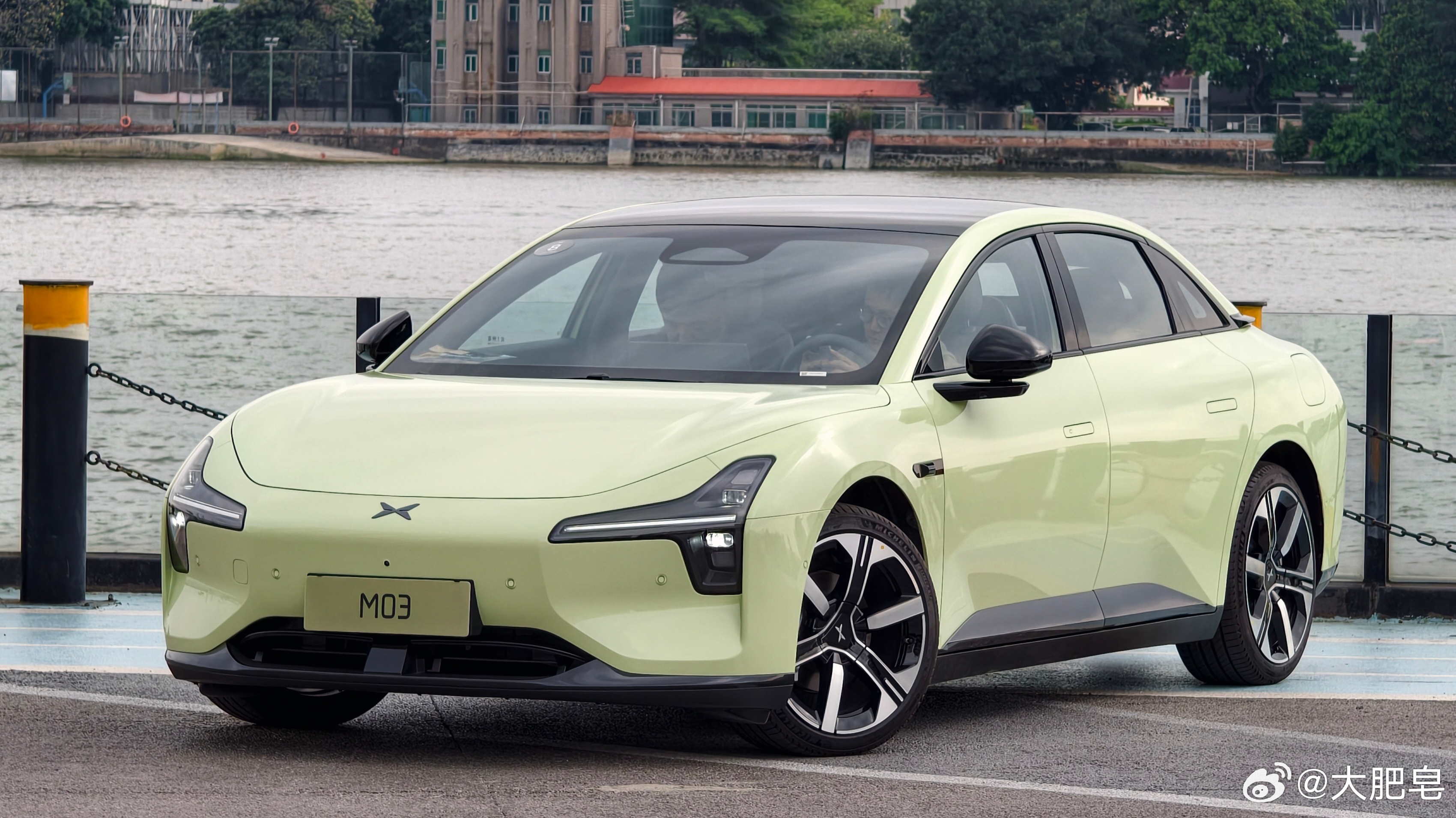 2026款小鹏MONA M03底盘有个很大升级，支持了FSD自适应阻尼减振器，我