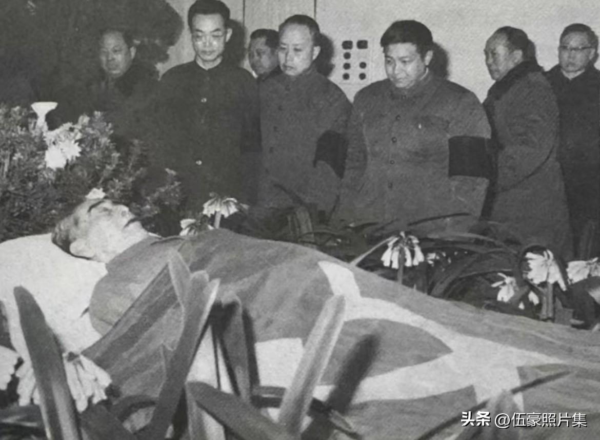 1976年1月10日，在北京医院举行的周恩来总理遗体告别仪式上，三位陪伴他走过最