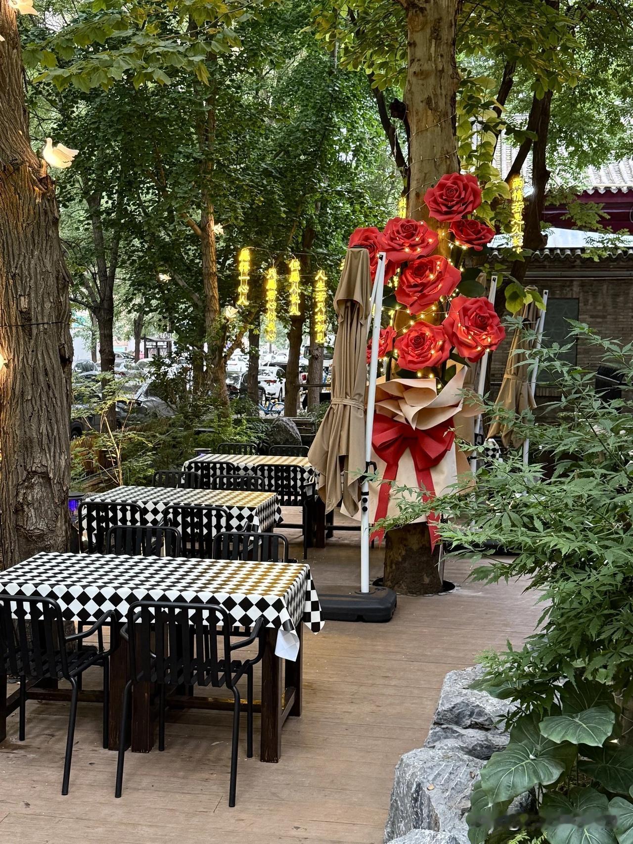 在石家庄中山里闲逛，意外发现这家粤菜龙虾小店，独栋小楼的配置，刚走到门口，就被温