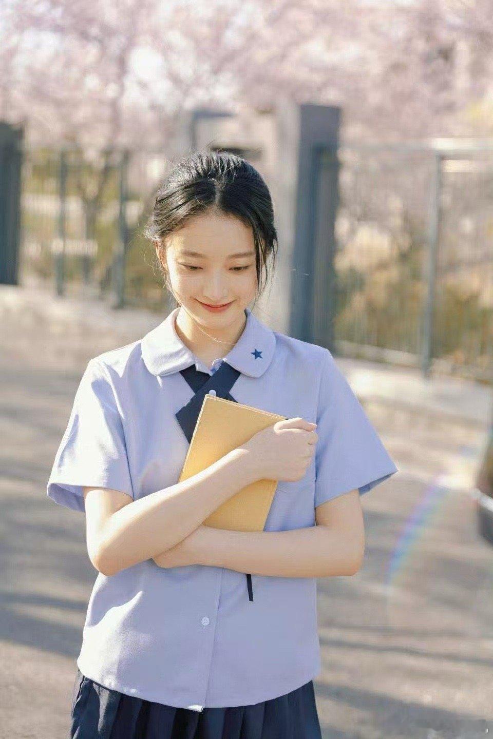 最美艺考生杨舒伊时尚首封刷到TMagazine的00后女演员群像封面，直接被杨舒