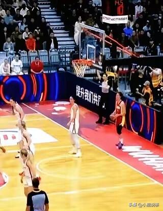 别再不懂装懂了，
篮球这招根本不算犯规
 
平时打球经常遇到这事，
不少人一看见