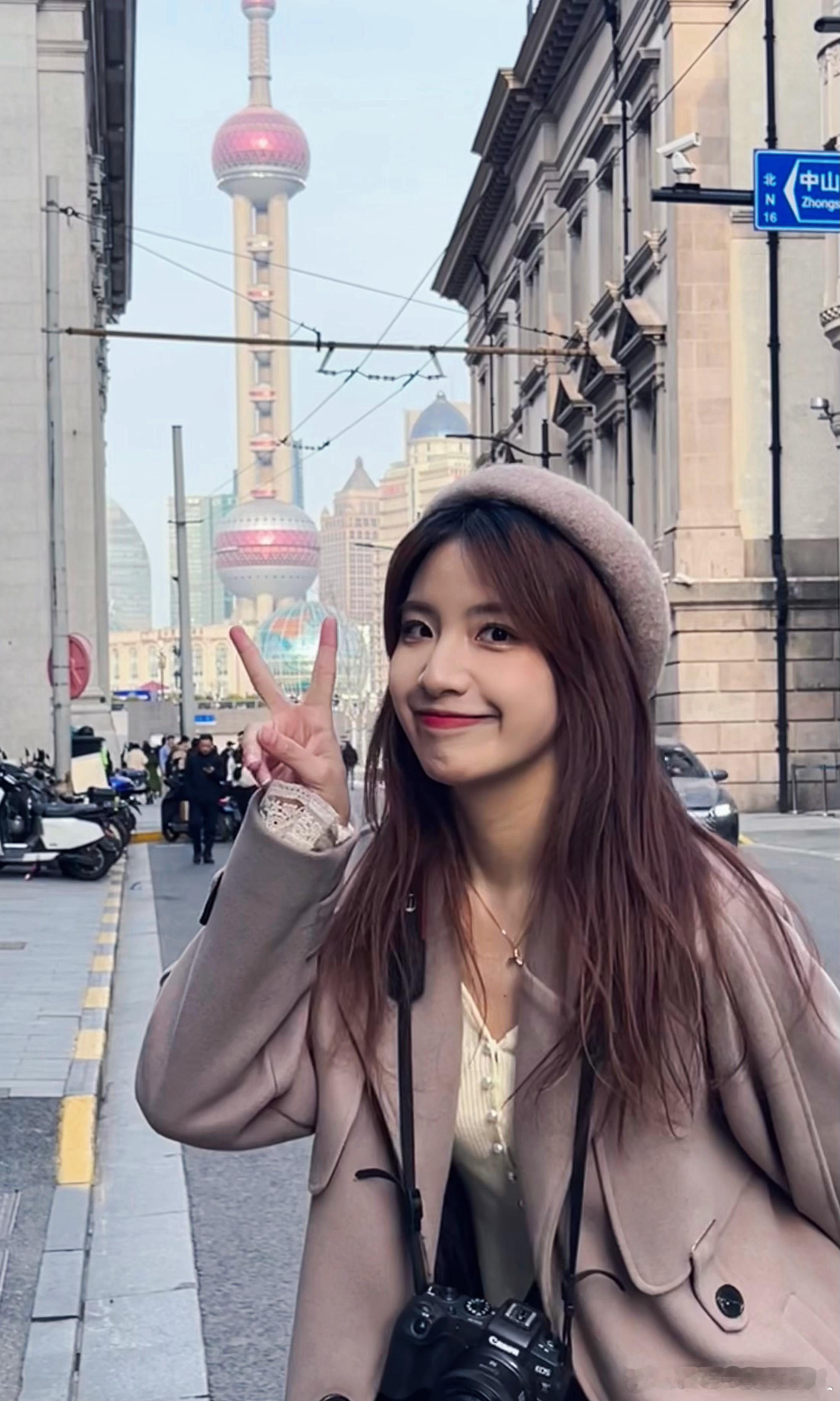 注意看，这个女人叫小美[爱你] ​​​