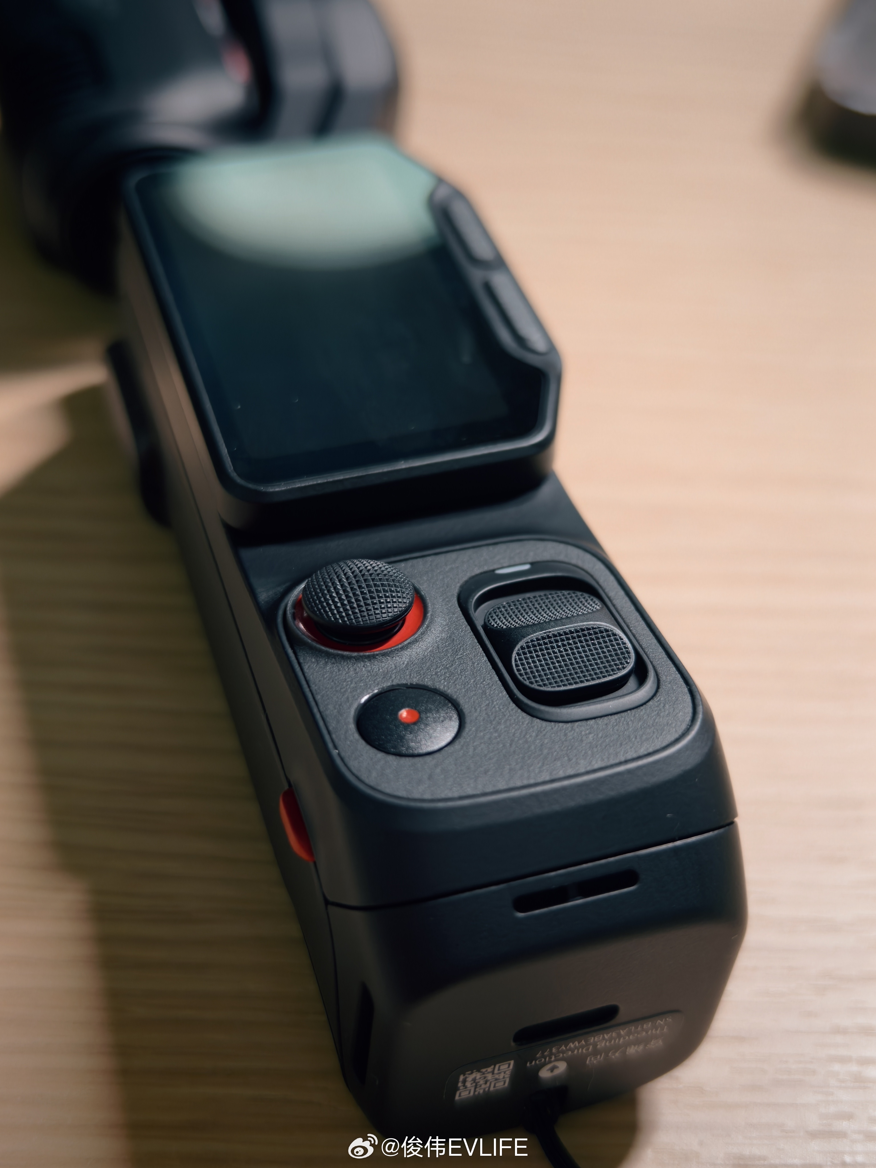 下午去店里试了下大疆 Pocket4，还不是 Pocket4Pro控制区域那个滑