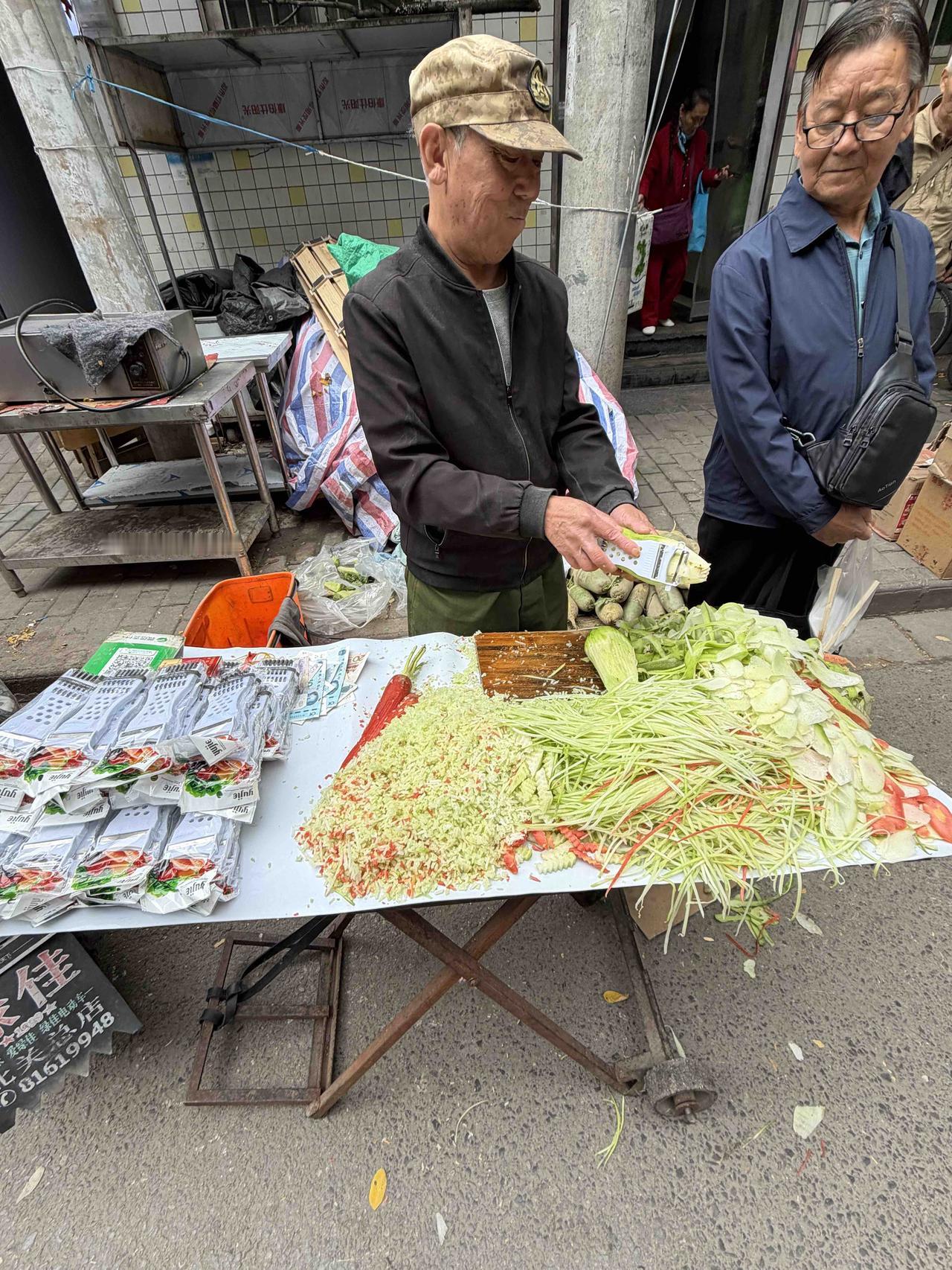 昨天上午，我逛西安档子，走到西仓南巷时，看到一家卖切菜器的摊子，不停地有顾客光顾
