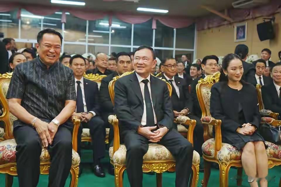演戏就演全套？阿努廷参加为泰党的吊唁大会，C位给了他信，他还主动过去行恩师尊重的
