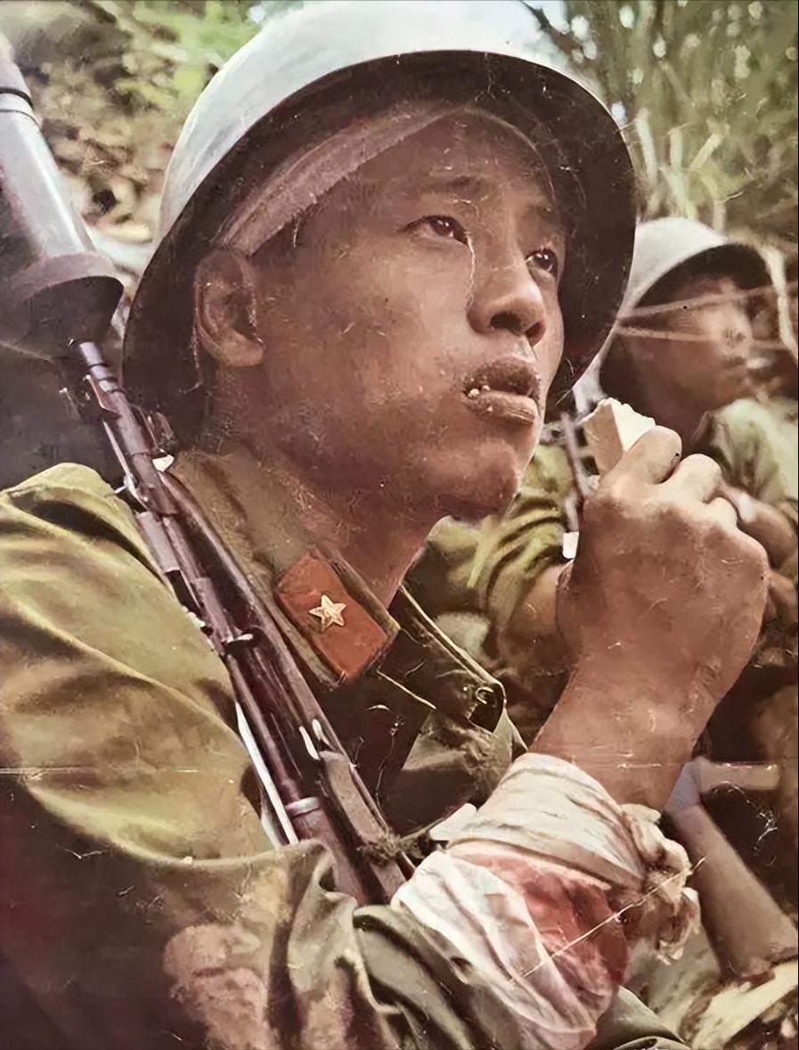 “等我吃完饭，把你们全灭了！”1986年，一战士正在吃压缩饼干充饥时，突然发现有