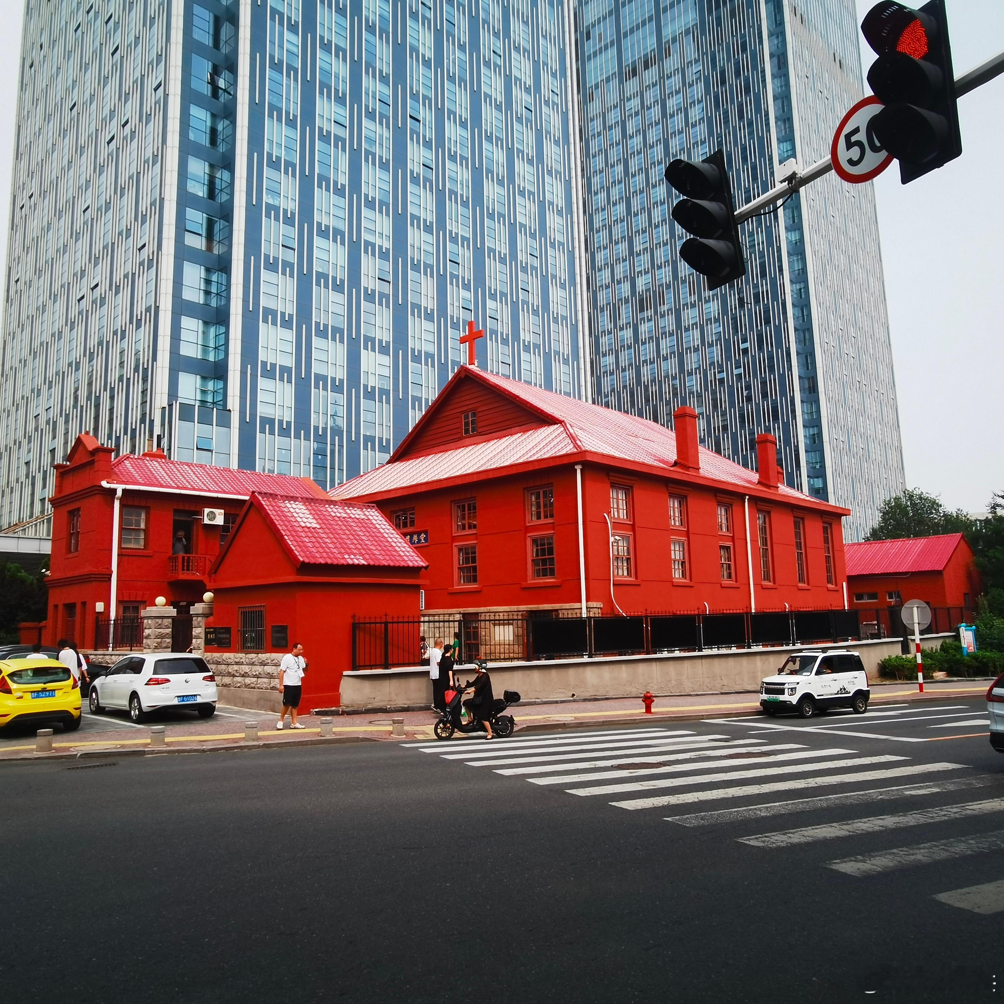 基督教今天是什么日子？这是一个百年教堂，刚进去看所有教室满员，信徒们都很真诚的默