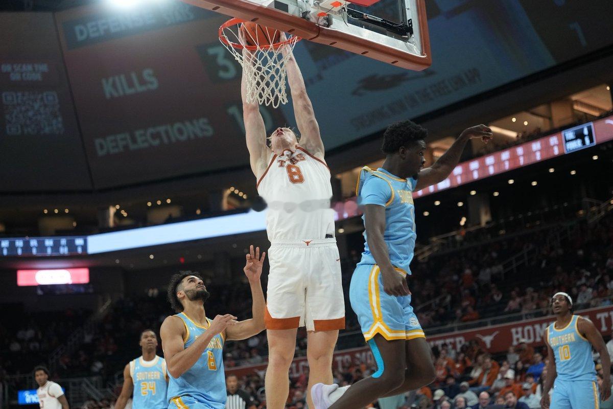 得克萨斯大学以95比69战胜了南方大学及农业机械学院。得克萨斯大学的大二立陶宛中