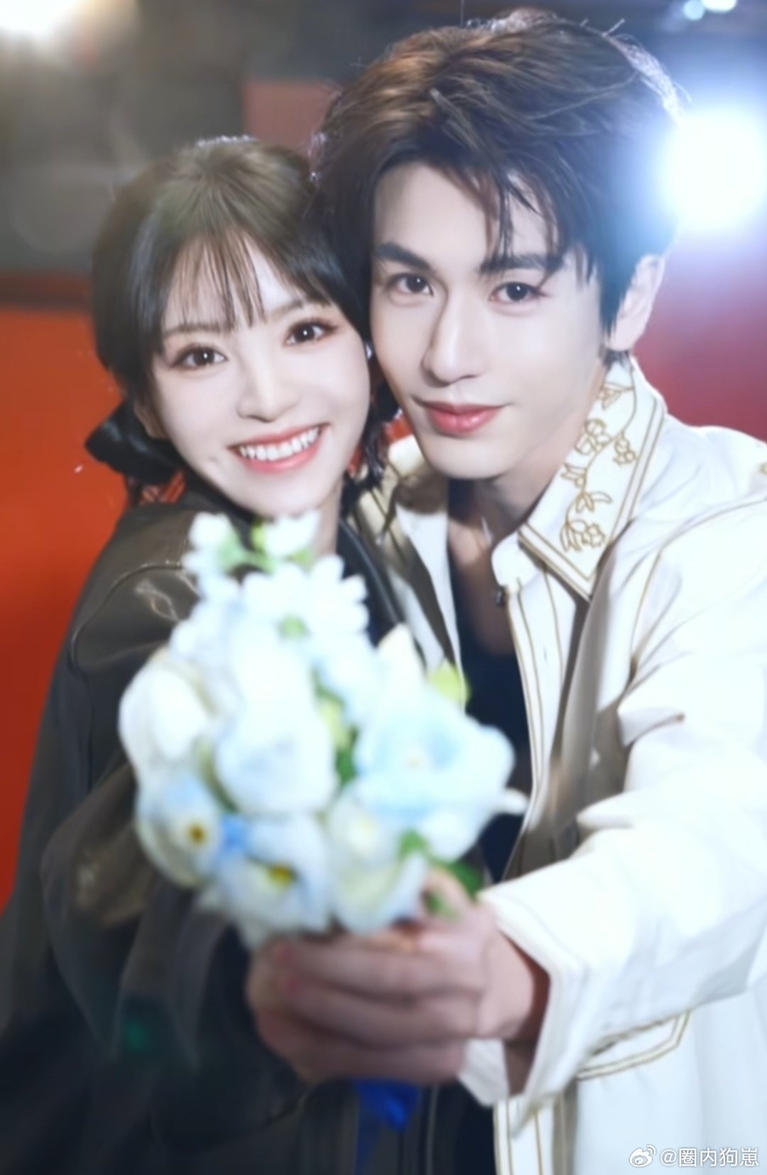 张凌赫田曦薇下意识的牵手 救命，下意识的靠近和牵手也太甜了，温柔又有安全感，这互