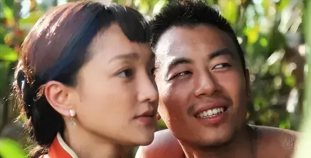 2013年拍《红高粱》时，有场戏朱亚文把周迅压倒在高粱地里。压着压着，周迅突然大