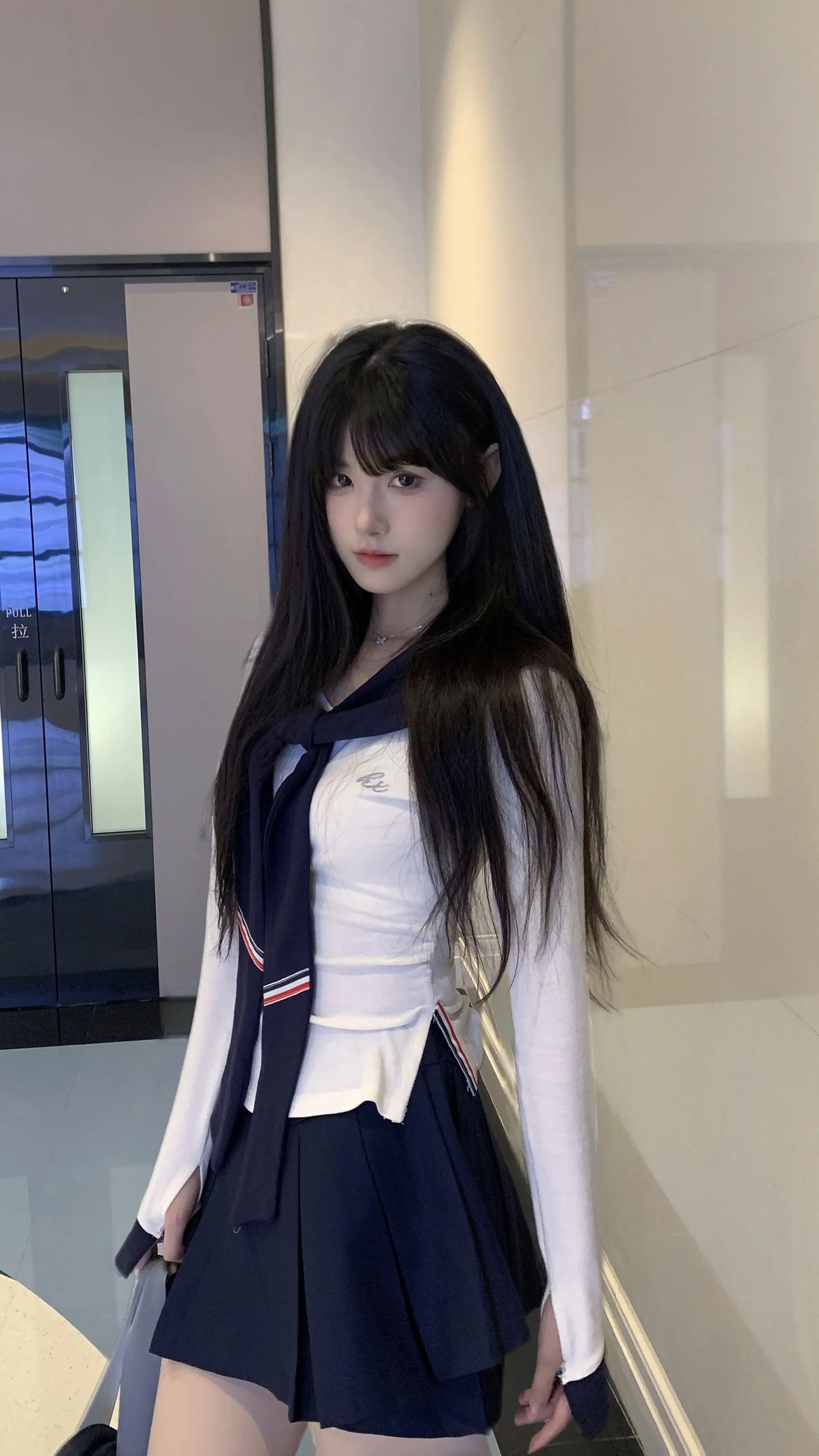 等个电梯也能拍，哈基欣你真是的…