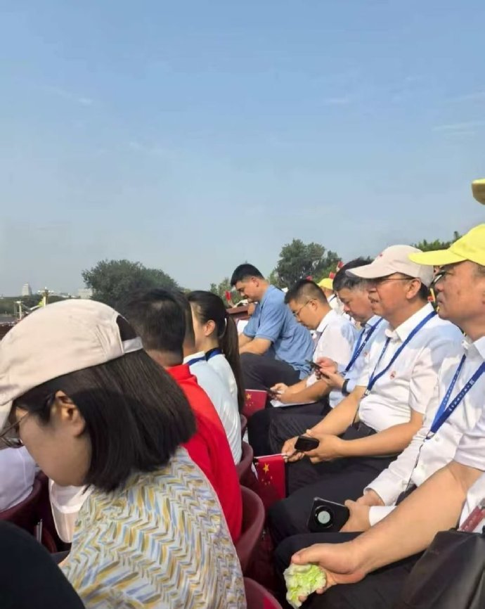 姚明现场观礼九三阅兵仪式  前中国男篮运动员姚明在现场观礼阅兵仪式，感觉坐在姚明