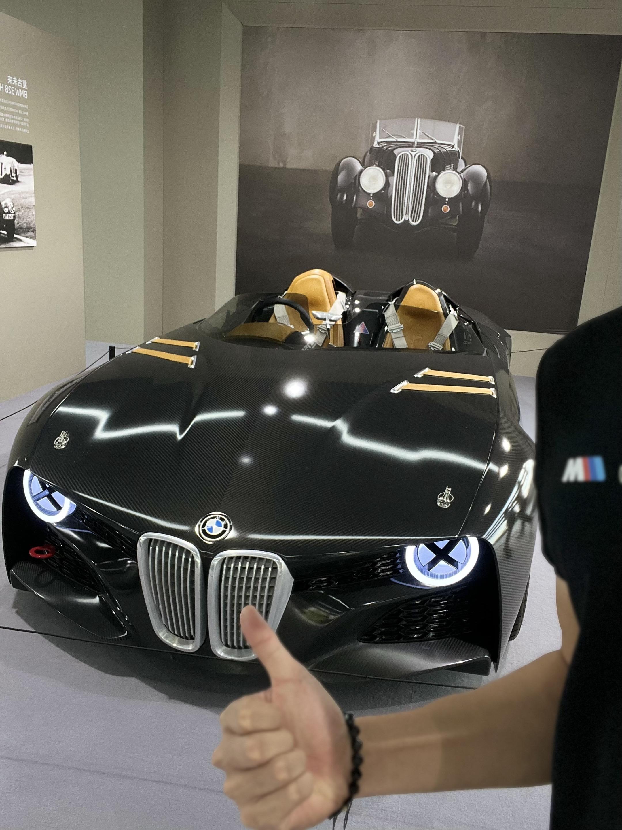 见到了停在电脑壁纸里面的BMW.