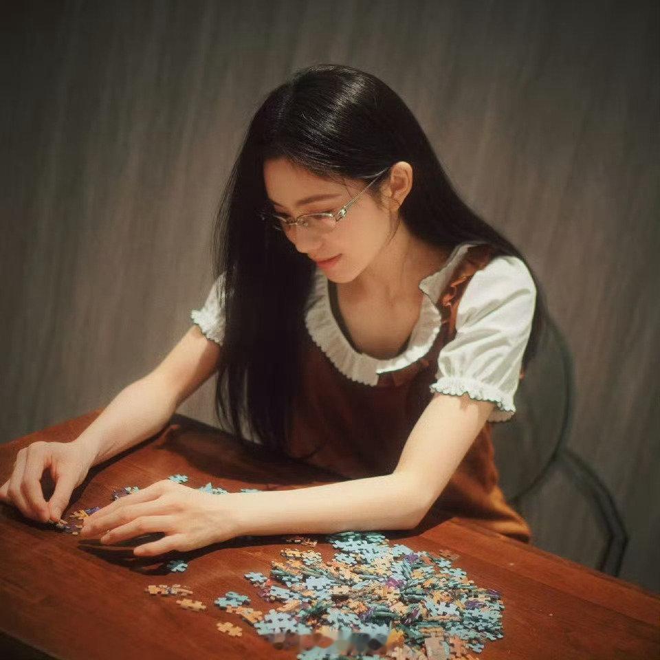 刘浩存儿童节胶片开净化了刘浩存发丝都在发光 刘浩存真的很适合胶片、拍立得这种带点