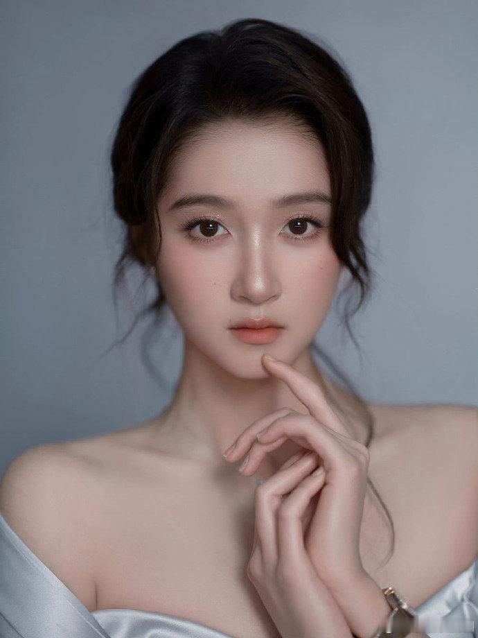 关晓彤今晚秀场见关晓彤晒银色礼服照 银色礼服造型太绝了！缎面材质尽显高级感，利落