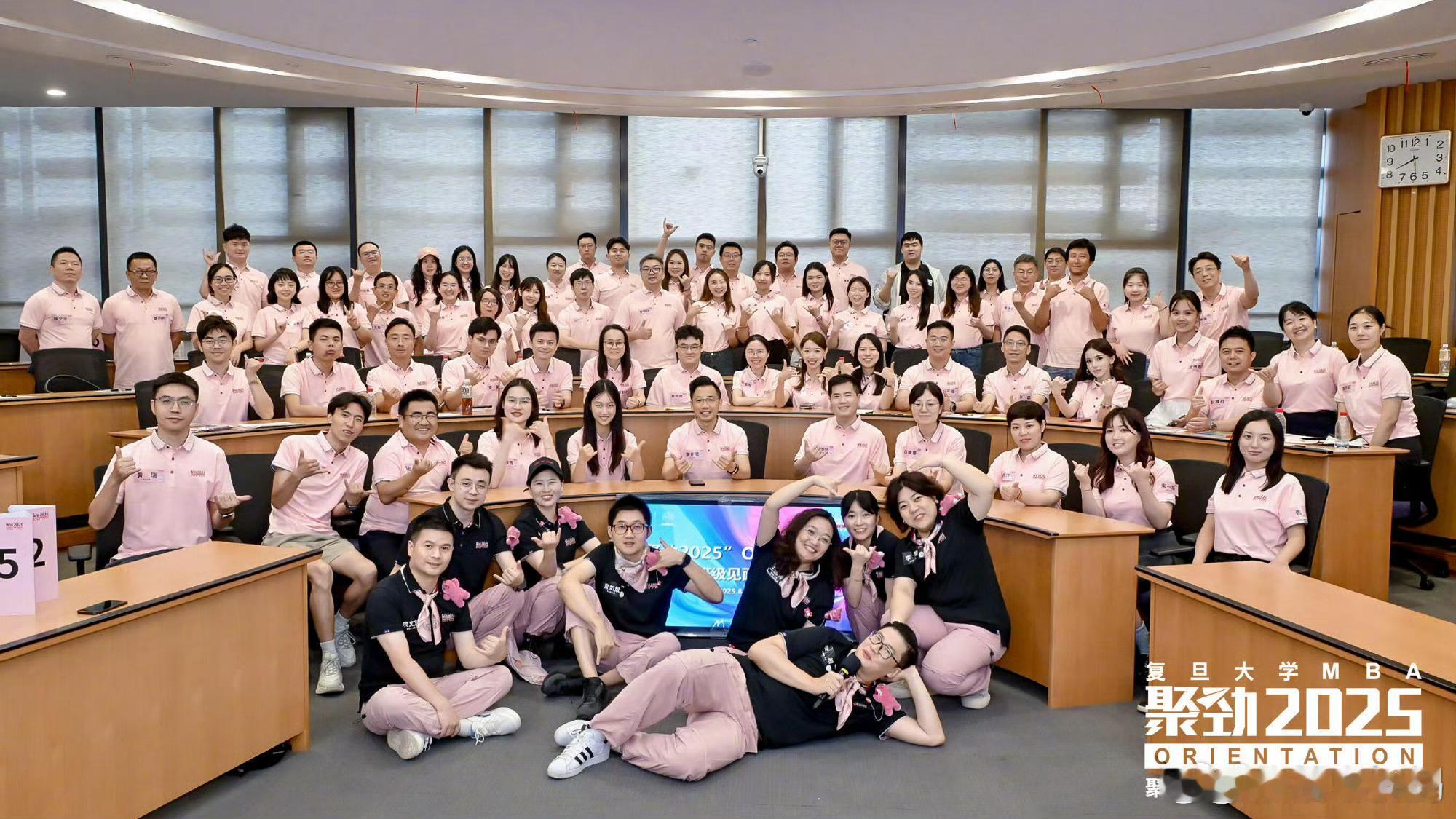 迅猛龙复旦开学报道照谁还没看迅猛龙的复旦开学照，大合照里她一整个亮眼到不行，真的