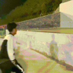 云南普洱，七名高一学生下晚自习后，在操场上玩起了“屁股精准归位”的游戏，一群大男