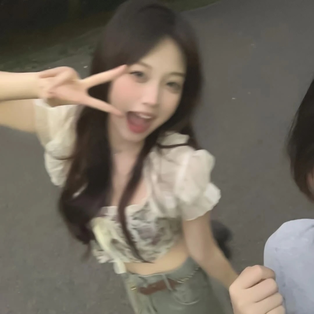 #女生头像[超话]#去拥抱陌生，去期待惊喜。 ​​​