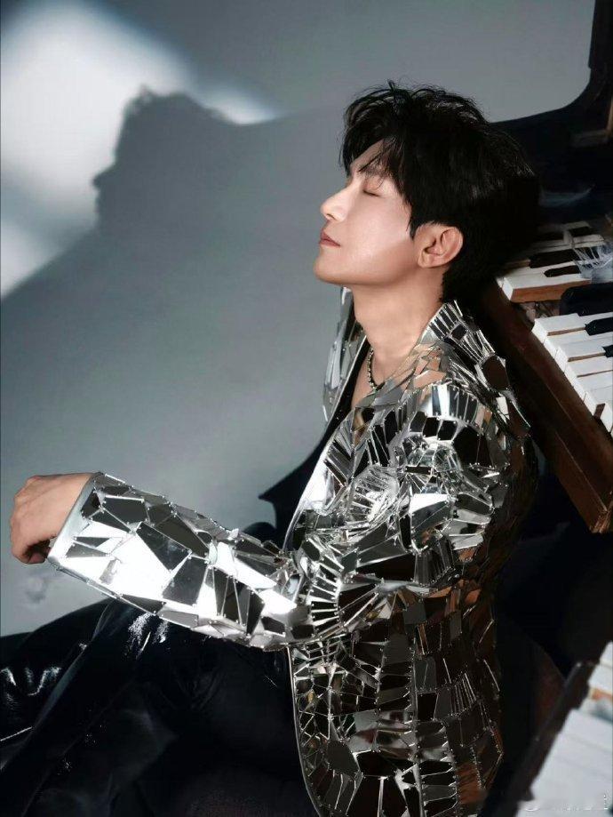 陈楚生招摇真来了陈楚生招摇上桌陈楚生的招摇现场直接封神，熟悉前奏一响起心底回忆就