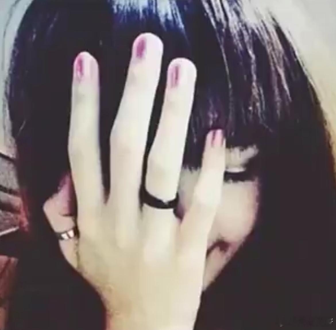 如果愛请深愛，如果不愛请别傷害。带刺的玫瑰刺破了掱伤透了藥。是莪〈想冭多 〉你总