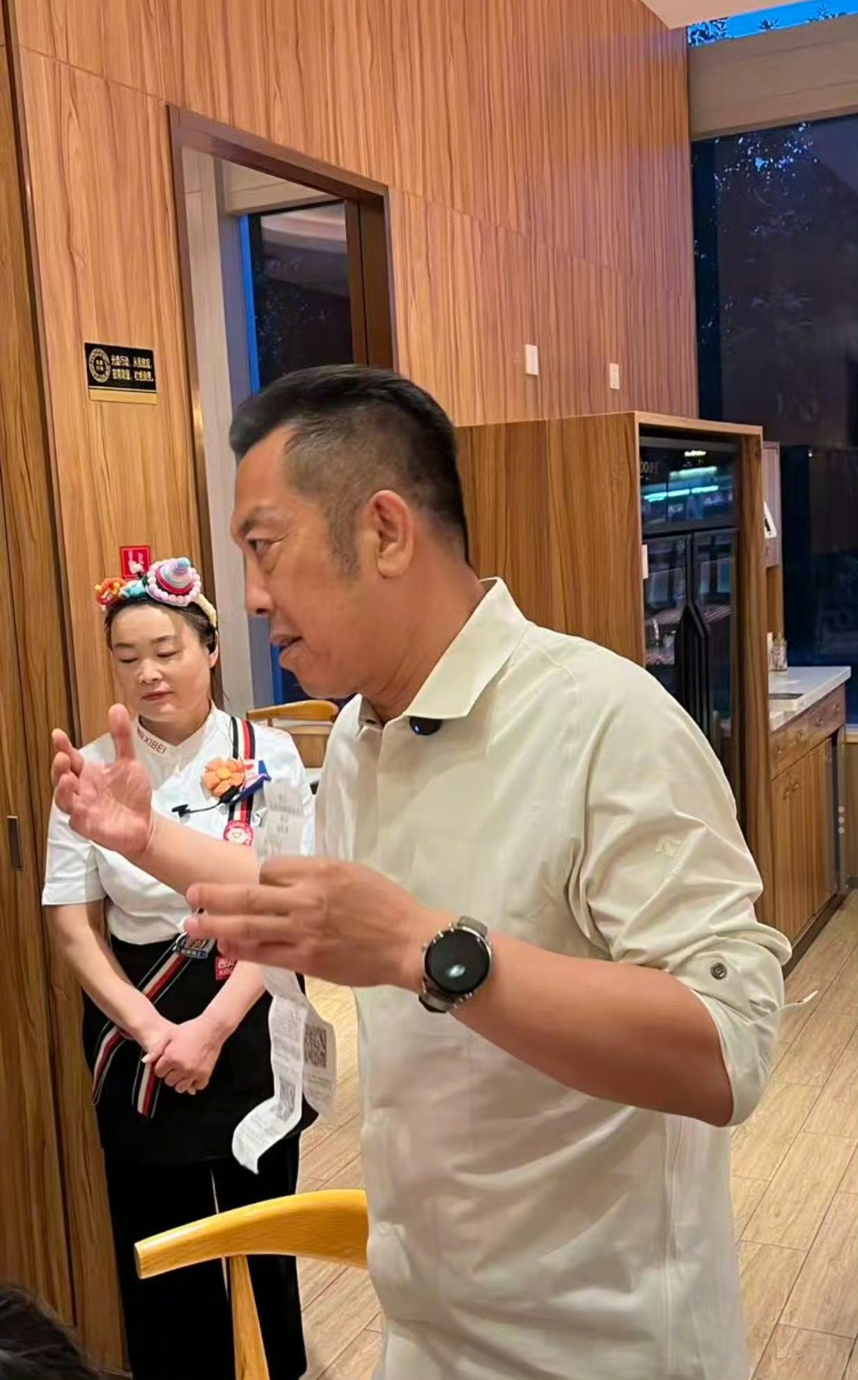 西贝创始人贾国龙称将起诉罗永浩，

也不是说追捧罗永浩，他说什么信什么，

主要