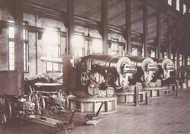 甲午黄海海战中，日本联合舰队凭借密集的中口径速射炮火力，牢牢掌控战场主动权，而北