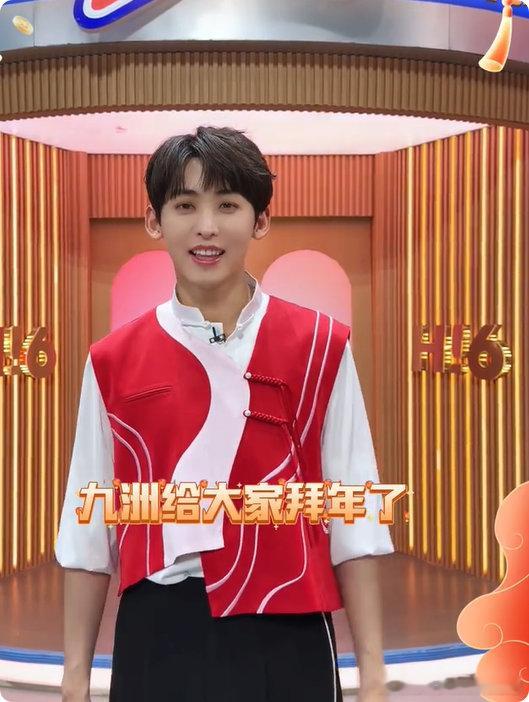 唐九洲的祝福太实在了唐九洲的点赞手势比他的东北话还抢镜，手都要挥出残影了，这祝福