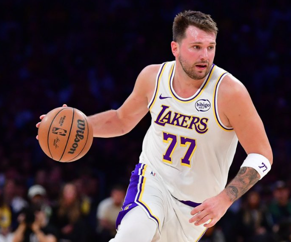 美媒：东契奇本赛季已尝试315次26英尺外的投篮