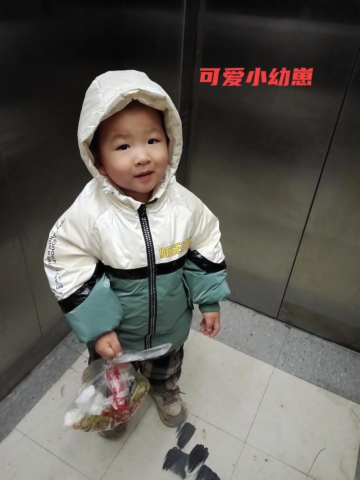 人类幼崽的可爱担当……
 
两岁娃的“搞家务”初体验！看到我要扔垃圾，立马抢过去