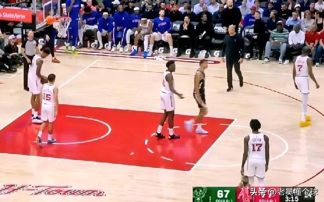 火箭开始浪了，乌度卡紧急叫停。

打雄鹿，火箭在第三节一度拉开到20分的分差，也