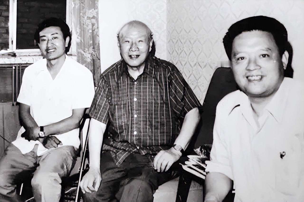 1949年12月，宋希镰被俘后混在俘虏群，突然看到一个“老相识”，他赶紧蹲下身抱