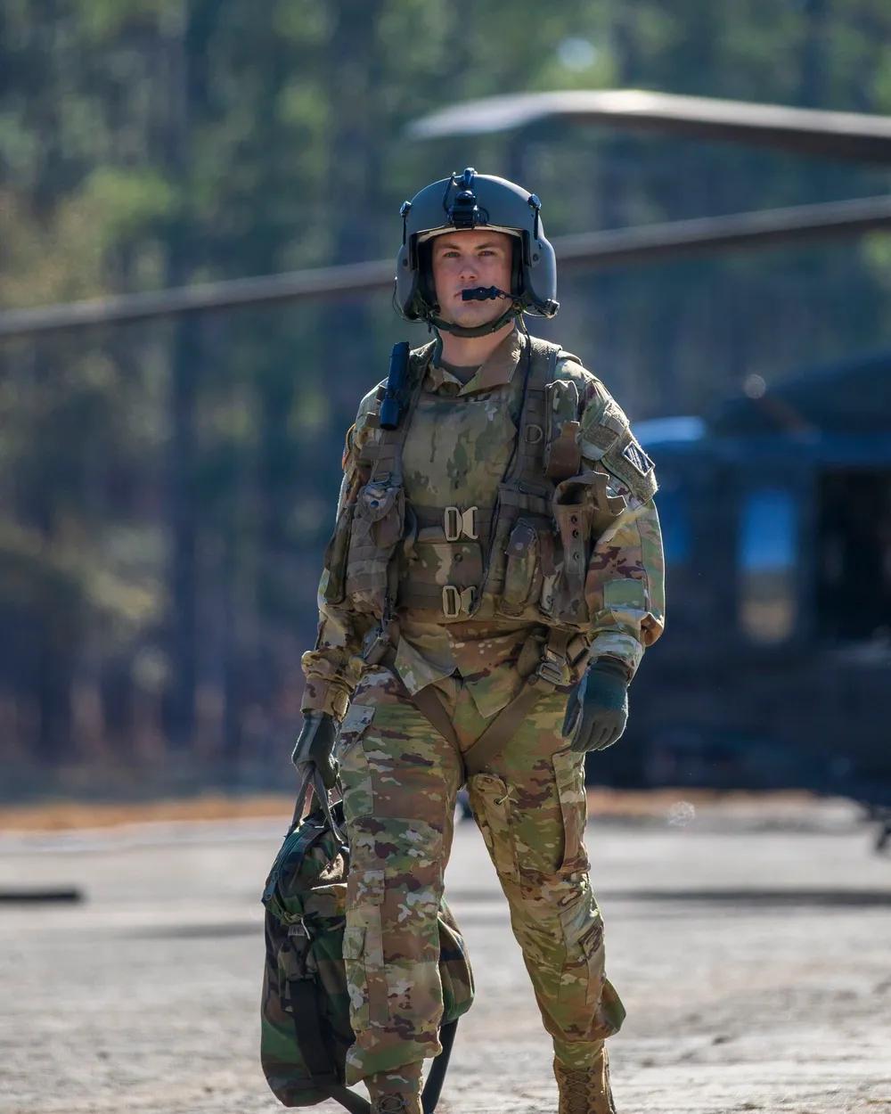 一名美国陆军飞行员，隶属于第3航空旅第3航空团第4营，在乔治亚州斯图尔特堡进行空