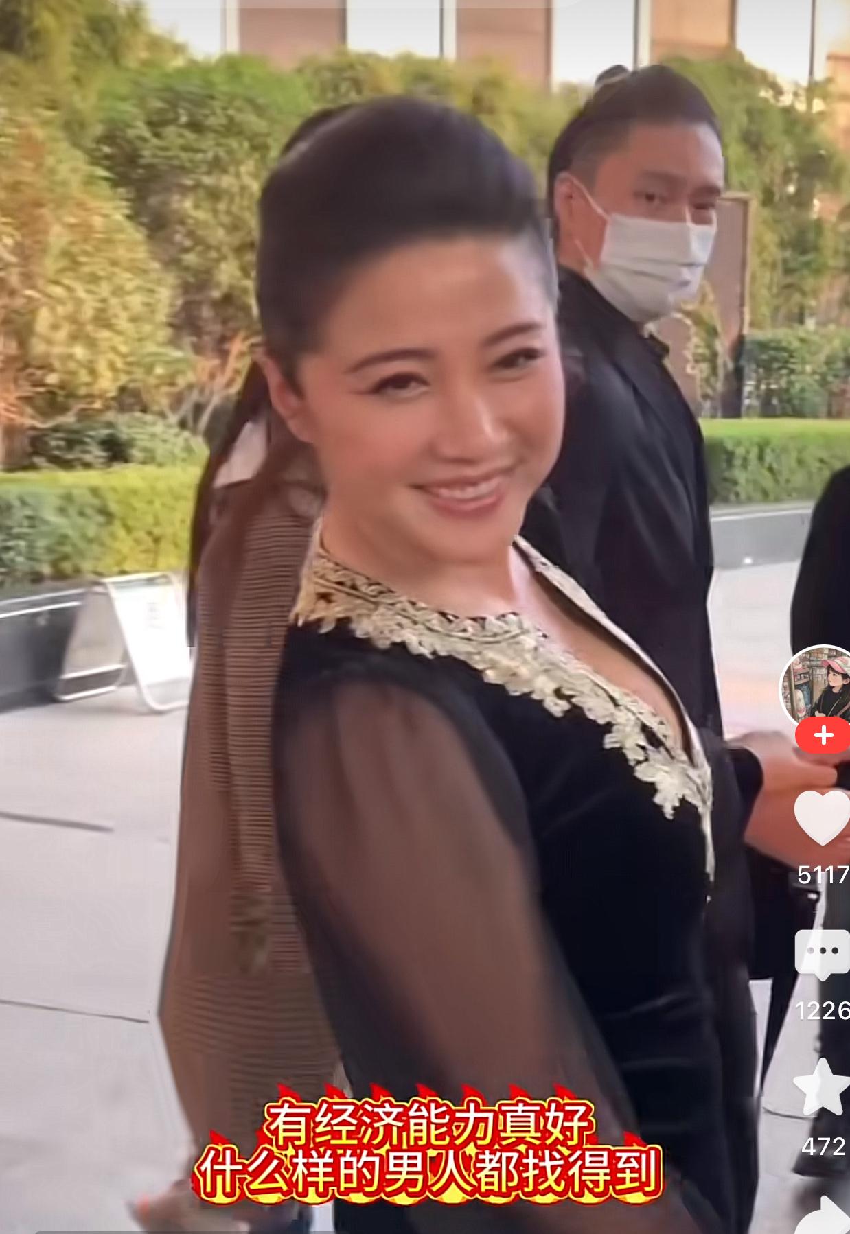 颜丙燕牵手小男友，在一起5年了。这份喜悦迫切需要分享出来，藏不住了，溢满屏幕。