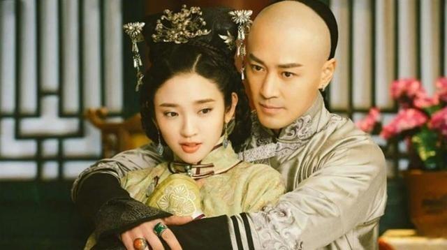 1634年，26岁的寡妇海兰珠嫁给了自己42岁的亲姑父皇太极，新婚夜，她紧张的浑