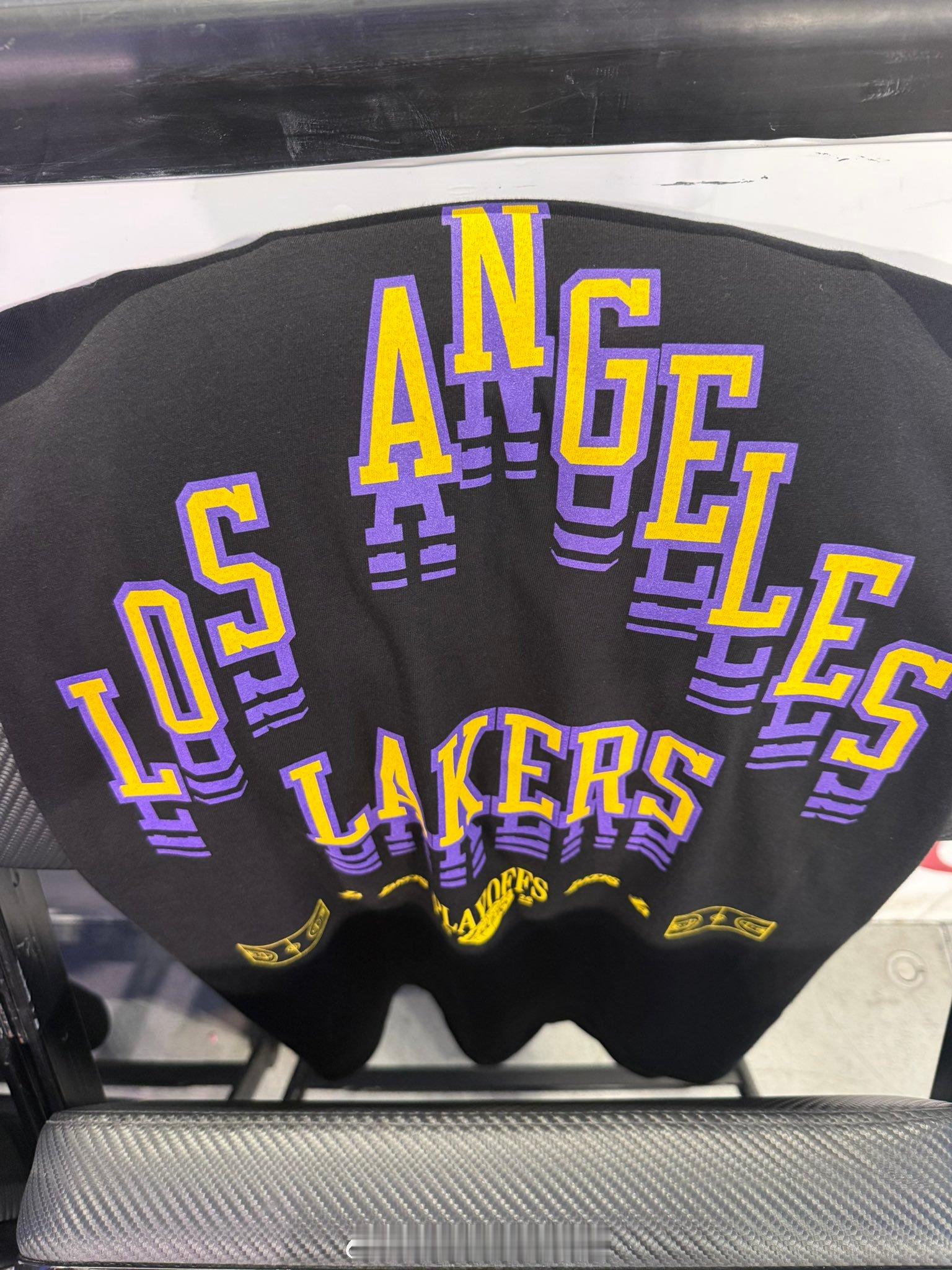 第4场比赛是城市版之夜，为LakeShow准备了两件不同颜色的球衣湖人vs雷霆n