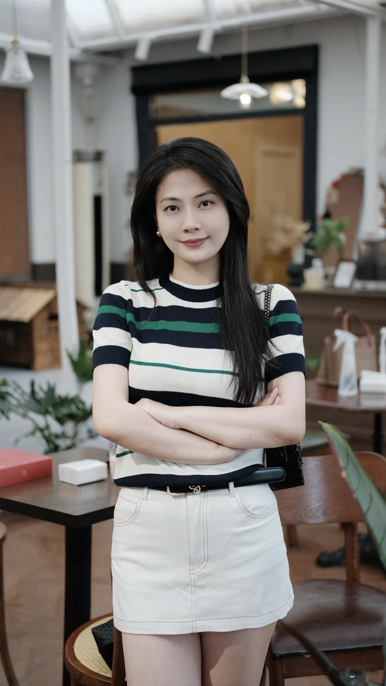 喜欢成熟的女人正常吗喜欢成熟的女人太正常了！成熟女人就像一杯陈酿的红酒，韵味悠长