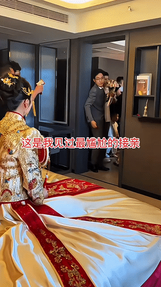 这个新郎好像是跟新娘不太熟？
只见他手捧鲜花来到新娘的闺房，随手就朝里面扔了几个