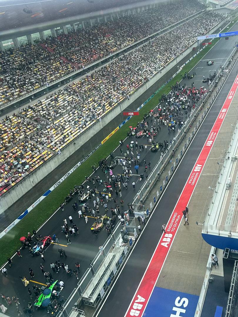 FormulaE2026fe电动方程式上海站 埃文斯的赛车还未来到发车格 